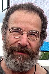 Mandy Patinkin dans le rôle de Mr. Tushman.