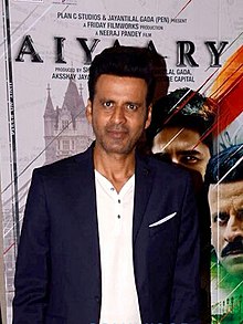 Manoj Bajpayee sedang melihat ke arah kamera.