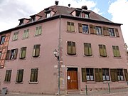 Maison, ancienne école (1724), 30 rue du Maréchal-Leclerc[65].