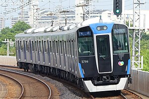 大物駅に進入する5700系電車