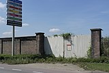 Fabrieksmuur en -poort, tegelfabriek Limmel