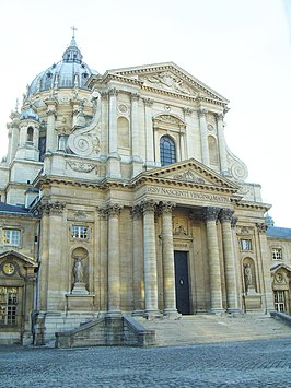 De façade van de kerk