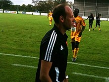 Yann Lachuer sur la touche d’un terrain de football.