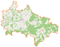 Mapa konturowa powiatu białogardzkiego, po lewej nieco u góry znajduje się punkt z opisem „Karlino”