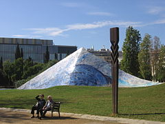 Cielu cayíu (1988), de Beverly Pepper, parque de la Estación del Norte.