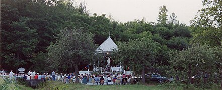 Calvary under aedicula (1893), novena to the good Saint Anne, Chemin du Roy, 1992