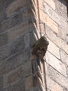 Detalle de la torre de la colegiata de la Oliveira (Olivo), en Guimarães, donde a las cuerdas esculpidas se asocia una gárgola representando el acto del sexo oral