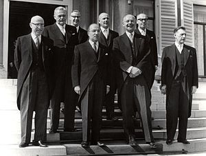 De aantal ministers van het kabinet-Cals bij Paleis Soestdijk op 14 april 1965