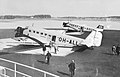 Die Kaleva (OH-ALL) Ende der 1930er Jahre auf dem Flughafen Helsinki. Im Hintergrund ein deutsches Passagierflugzeug (D-AHUS).