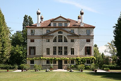 La façade arrière de la villa.