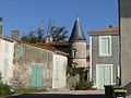 Une maison avec tourelle dans le village