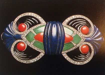 Cataramă de aur încrustată cu diamante și onix, lapis lazuli, jad, și coral, de Boucheron (1925)