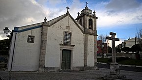 Adro da Igreja de Nossa Senhora de Belém e cruzeiro, em Rio de Mouro Velho.