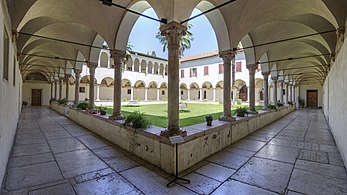 Visione d'insieme del chiostro di San Francesco.