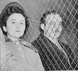 Ethel és Julius Rosenberg a bíróságon, miután bűnösnek találták őket kémkedésben