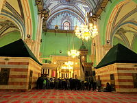 Masjid Ibrahimi bagian Muslim, Januari 2014. Jamaah shalat di antara tugu makam Ribka (kiri) dan Ishaq (kanan).