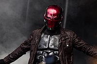 Cosplay de Jason Todd en tenue de Red Hood