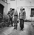 Irma Grese und Josef Kramer im Gefängnishof in Celle im August 1945