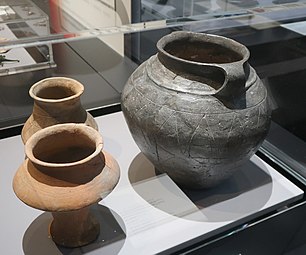 Vases, culture de Wielbark. Terre cuite noire, 60-160 de notre ère à droite, et rouge 160-230 de notre ère, à gauche.