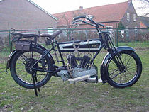 Het AJS Model D uit 1915 heeft het "AJS Scientific Frame", dat uitsluitend uit rechte buizen bestond