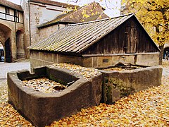 Der Brunnen im Innenhof zeugt von vielen Jahren Benutzung