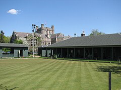 Terrain de boulingrin et hôtel de ville