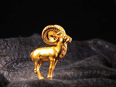 Mouflon en or, kourgane de Tillyan tepe, Ier siècle av. J.-C., 5,2 × 4 cm, musée national d'Afghanistan.