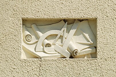 Bas-relief de la Maison Blomme à Bruxelles représentant les attributs de l'architecte.