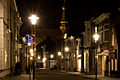 Grotestraat i Waalwijk med i baggrunden den "Hervormde Kerk" (kirke) ved havnen.