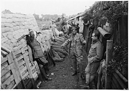 Officiers britanniques dans les tranchées dans le secteur de Fauquissart, novembre 1917