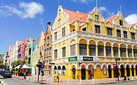 Rechts het Penhagebouw en links de huizen langs de Handelskade