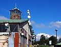 Zahlreiche Richtfunkantennen, auch am Aussichtsturm und am ehem. Hangar