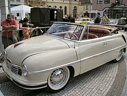 Tatra 600 kabriolet na náměstí ve Vysokém Mýtě