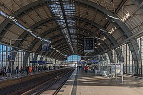 Bahnhofshalle mit Regionalbahnsteig (links) und S-Bahnsteig (rechts)