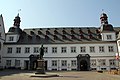 Facciata del municipio dalla Jesuitenplatz. In primo piano la statua in onore di Johannes Peter Müller