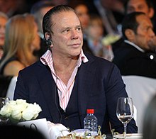 Photo de Mickey Rourke, attablé.