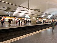 Deckenstromschiene bei der Linie 1 der Metro Barcelona