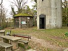 Burgplateau mit Aussichtsturm und Wanderhütte