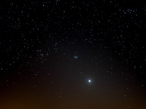 Die Venus im Kegel des Zodiakallichts acht Bogengrad über dem westlichen Horizont elf Tage vor dem Erreichen des Goldenen Tors der Ekliptik. Die Venus hatte zum Zeitpunkt der Aufnahme eine nördliche ekliptikale Breite von rund drei Bogengrad.