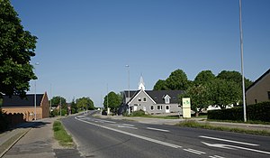 Årslev set mod vest, med spiret af Årslev Kirke.