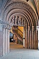 Mõikad arhivoldi kaare astmetes romaani portaalil. Leonardskirche, Frankfurt Maini ääres