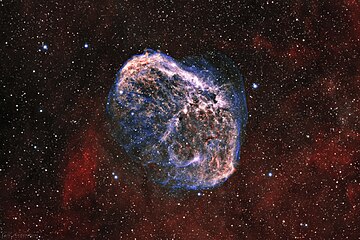 2020年10月にアマチュア天文家Patrick Hsieh が撮影した散光星雲NGC 6888。三日月星雲 (Crescent Nebula) と呼ばれる三日月状の姿は、星雲の中心で輝くウォルフ・ライエ星WR 136 から放出された物質によって形成されたものである。