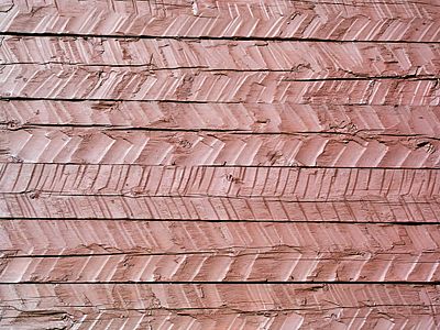 Reconstruction moderne de la chapelle de Stråsjö à Hälsingland, en Suède. Dans certains bâtiments scandinaves médiévaux, une méthode spéciale de façonnage des madriers produit un motif en arête-de-poisson (suédois : Slinthuggning, norvégien : Sprettejling).