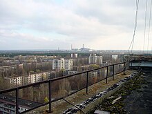 Photo d'un paysage d'immeubles inoccupés avec des bâtiments industriels à l'horizon