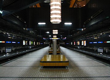 Plataforma de ilha na Estação Corona, em Edmonton, Canadá