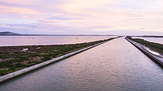 Le canal aux "Aresquiers", entre deux étangs, à la hauteur de Vic-la-Gardiole.