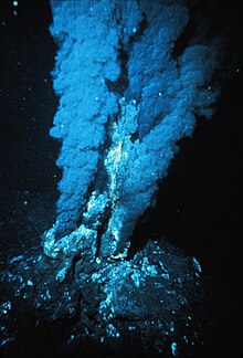 Uma fonte hidrotermal no oceano Atlântico.