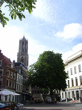 Korte Minrebroederstraat met rechts het stadhuis en op de achtergrond de Domtoren