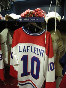 Photographie couleur du dos du maillot blanc des Canadiens avec le numéro 10 de Lafleur et son nom inscrit au-dessus.