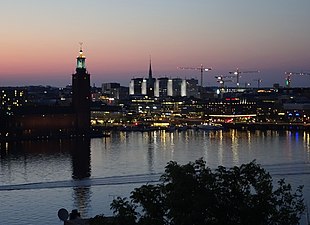 Nattlig vy över Stadshuset och innerstaden.